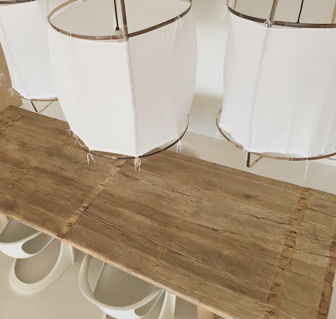 Raw Materials #MN #workingtable #workplace #mediterraneannomad #mediterraneannomadlifestyle #javea #ibiza #moraira #denia #lights #table #summer #interiors #boholuxeinteriors #like4like #livingwithlove