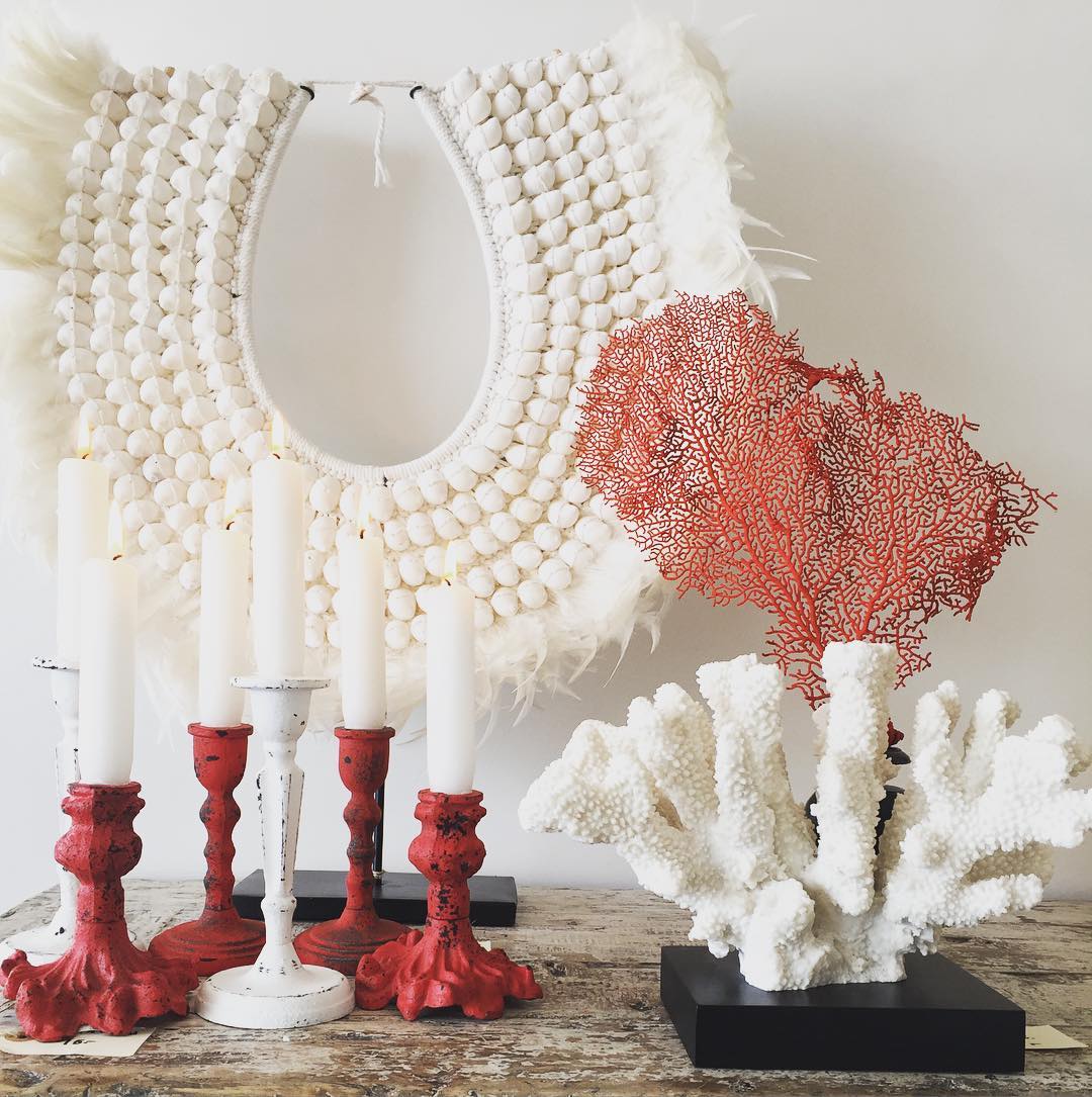White & Coral refresh our Store #mix&match #stylishdecor #mediterraneannomad #javea #playaarenal #ibiza #moraira #summer #interiordesign #decolifestyle #decostudio #decostore #mediterraneanlofeste #livingwithlove